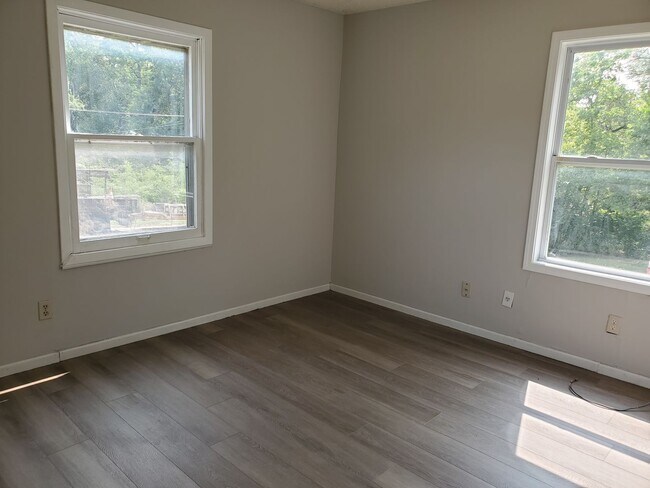 Building Photo - Nice 2 bedroom 1 bath duplex!