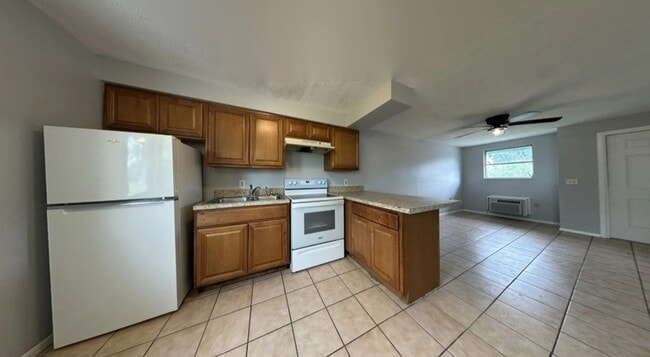 Building Photo - 3403 Palm Dr