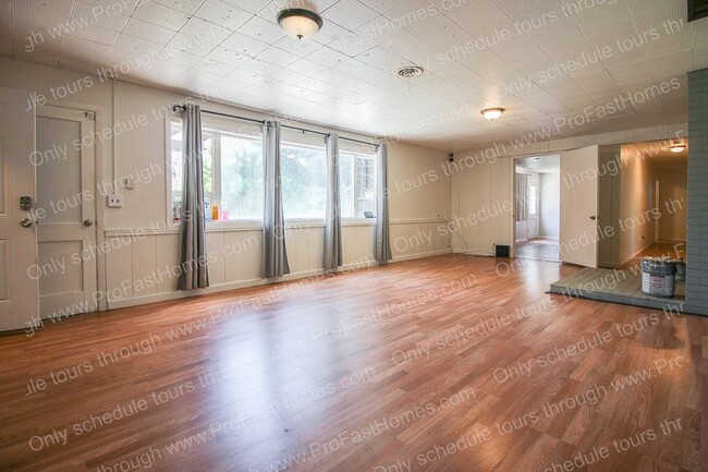 Building Photo - 160 SW Towle Ave