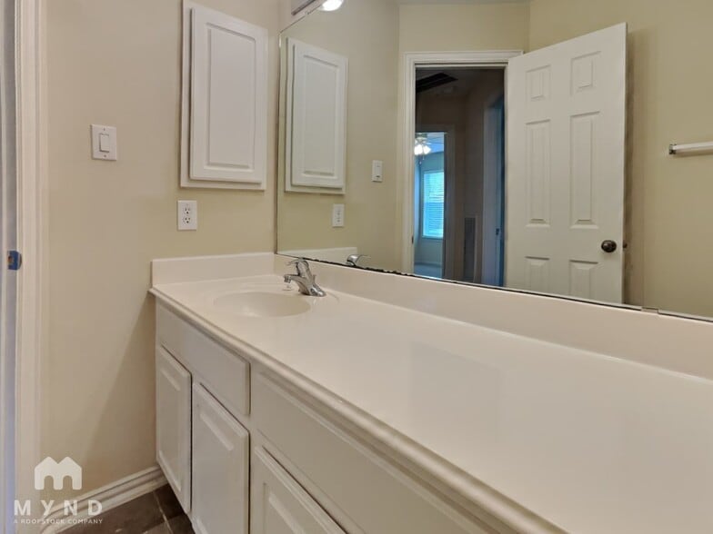 Building Photo - 3009 Fallbrook Ct