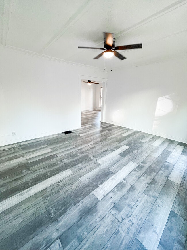 Building Photo - 512 Stone St