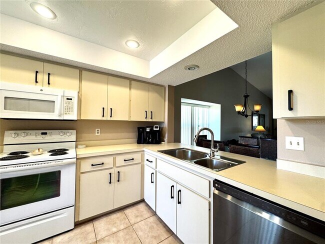 Building Photo - 4644 Weybridge St