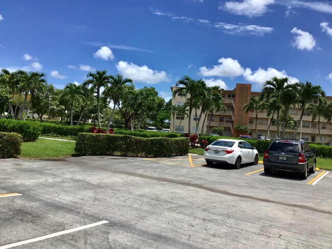 Building Photo - 1004 Newcastle A