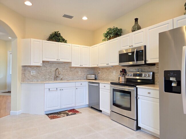 Building Photo - Beautifully Decorated Home~Turn Key~Commun...
