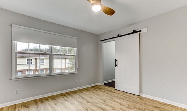 Building Photo - Charming Town Home Available August 12th.