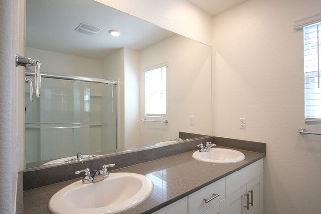 Building Photo - Move-in ready! Stunning 4-bedroom, 3-bathroom home located in the vibrant city of Manteca, CA.