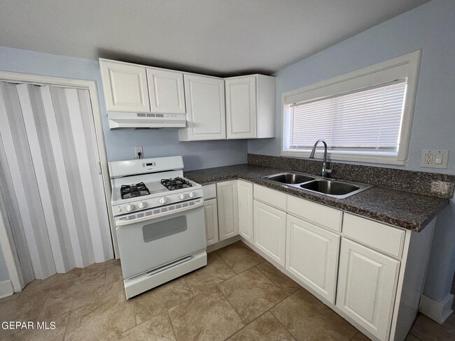 Building Photo - 8870 Sunland Rd