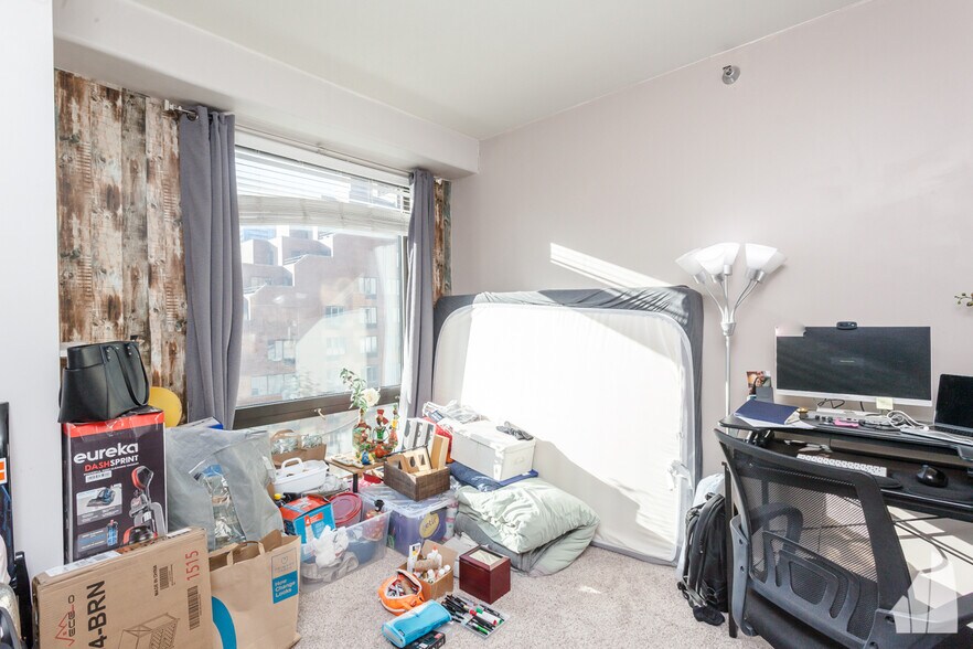 Building Photo - 1 E 8th St