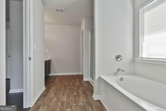 Building Photo - 240 Stillwood Dr