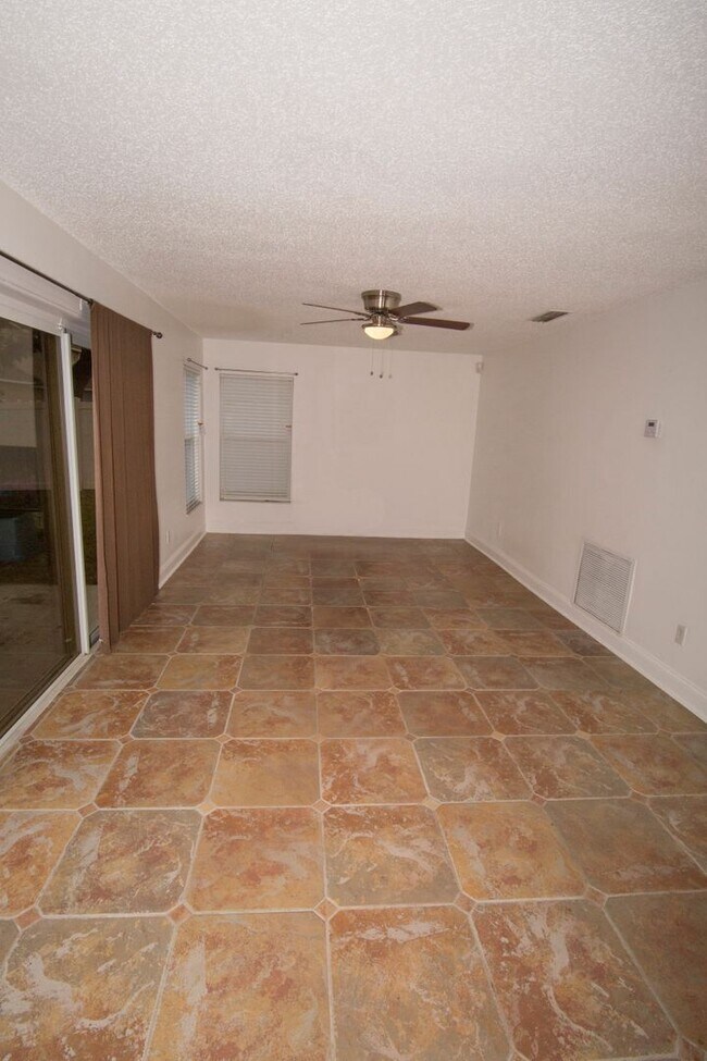 Building Photo - 3/2.5 with 2-car garage in Maitland