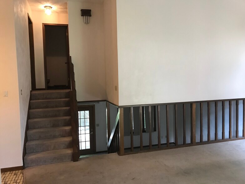 Building Photo - 1458 Eastview Dr