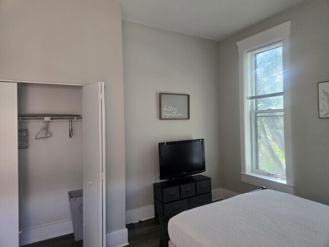 Building Photo - "2-Bed Furnished Gem close to the University of Louisville!"