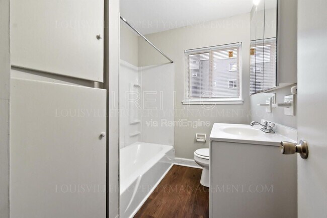 Building Photo - 2423 Lindsay Ave