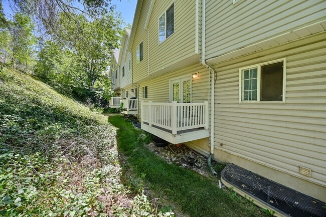 Building Photo - Beautiful Townhome in Amazing Location!