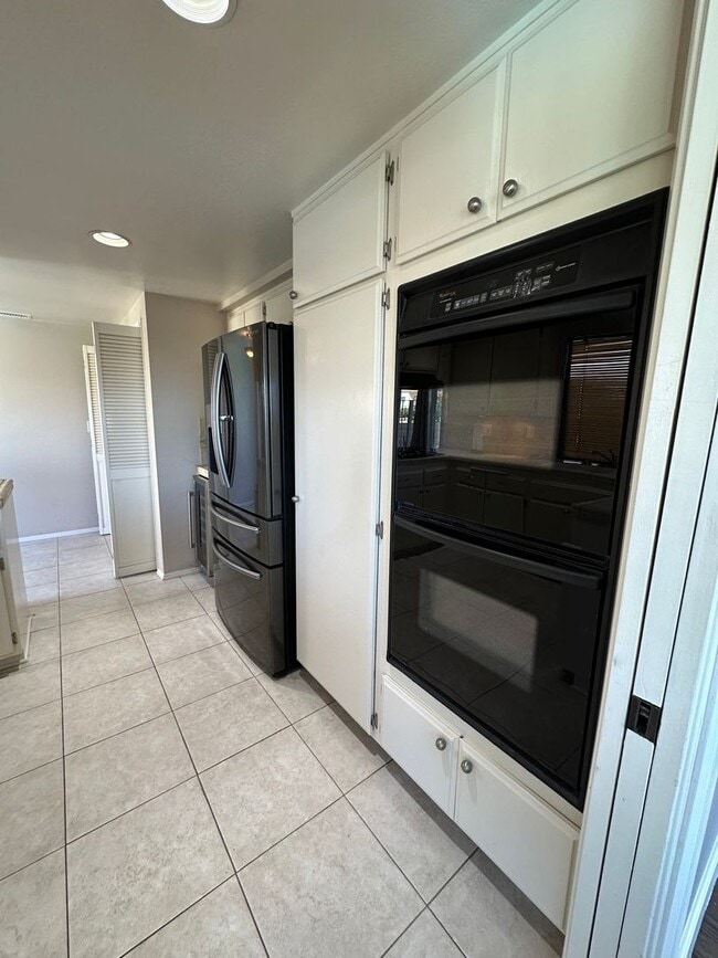 Building Photo - Huge 2 Bedroom 2 Bath Available For Immedi...