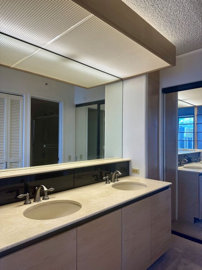 Building Photo - Honolulu Park Place - 2BR/2BA/Tandem Parking