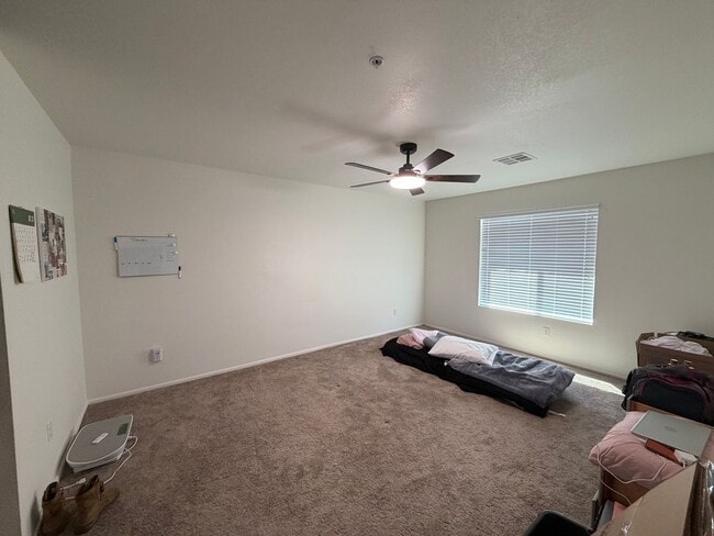 Building Photo - 3 BEDROOM HOME IN DESERT SKY!