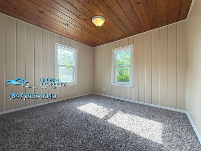 Building Photo - 5 Bedroom Home For Rent in Kankakee