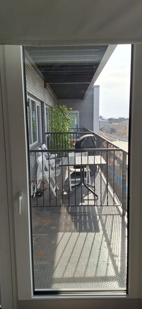 Building Photo - 931 W Belmont Ave