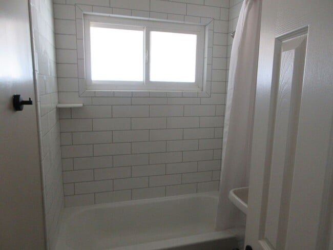 Building Photo - Newly Renovated 3bd 1 ba