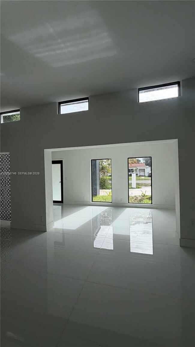 Building Photo - 935 SW 72nd Ave