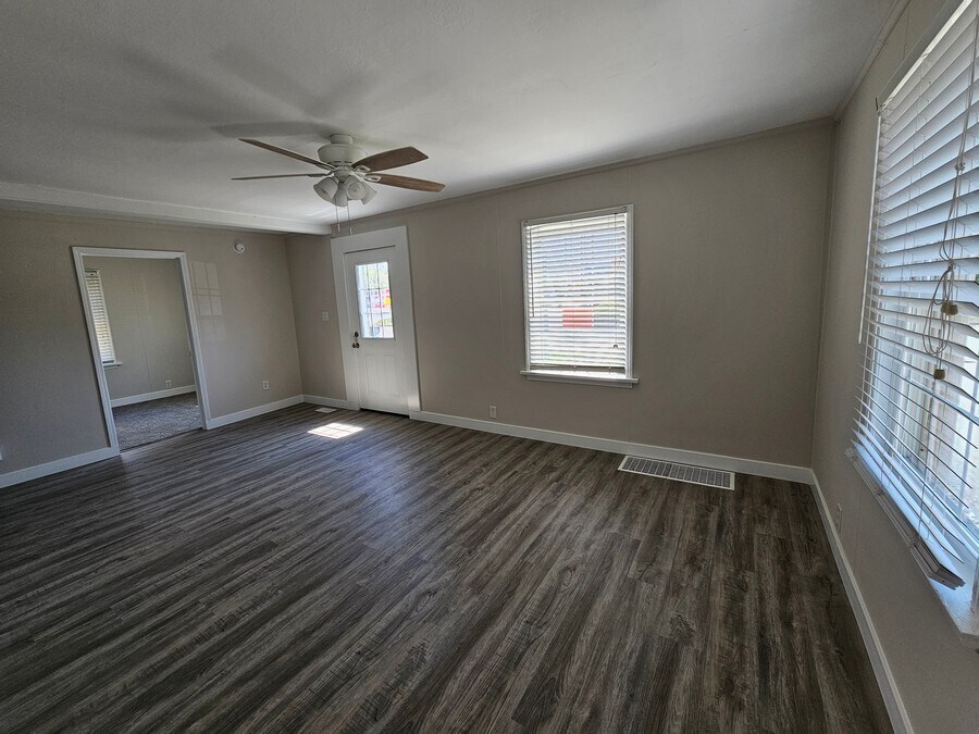 Building Photo - 2118 E 5th St