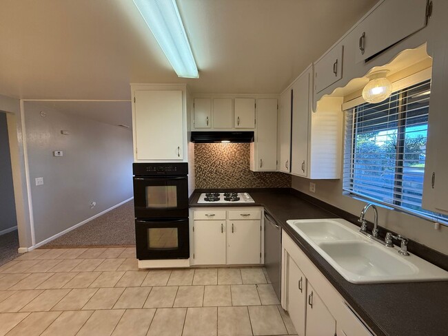 Building Photo - Recently updated single story home in Mode...