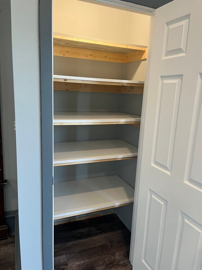 Building Photo - 532 Otter Ave