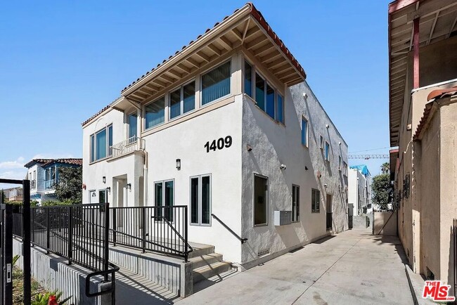 Building Photo - 1409 N Hobart Blvd