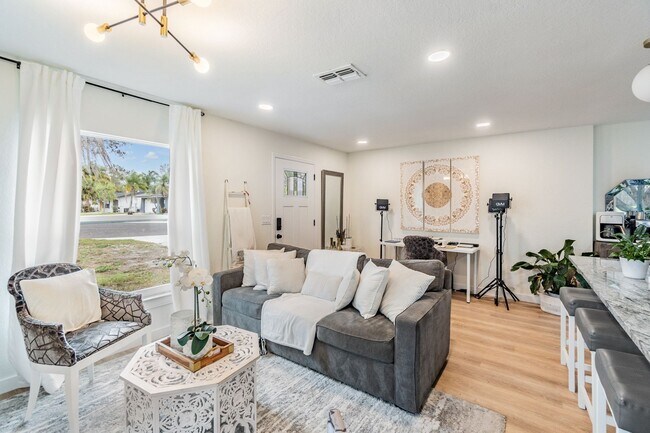 Building Photo - 1813 Chinaberry Dr