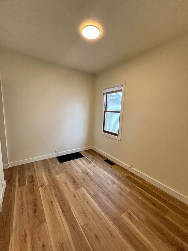 Building Photo - 835 Waugoo Ave