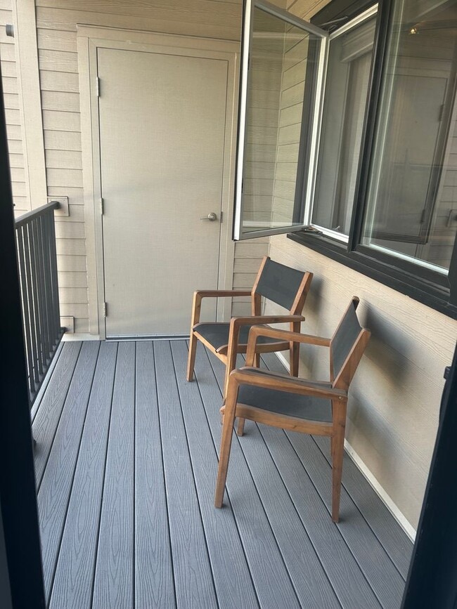 Building Photo - Gorgeous Fully Furnished 2BR/1BA Condo Ava...