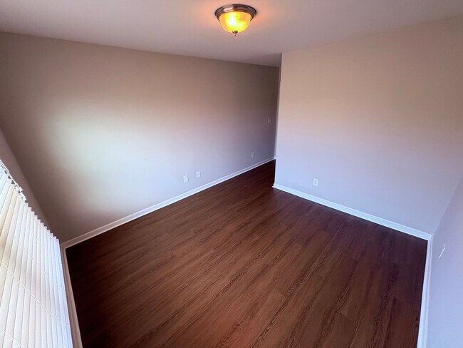 Building Photo - Stunning Stratford Park Townhome