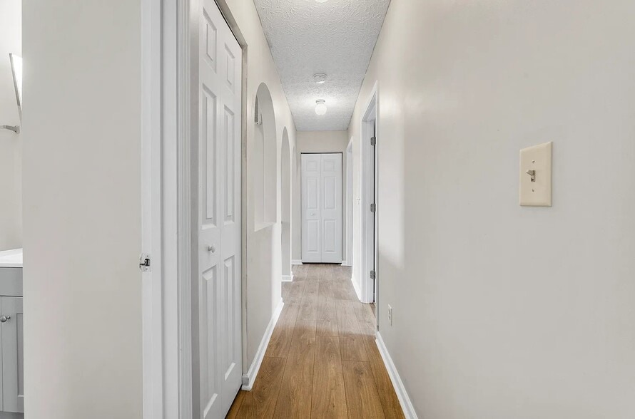 Building Photo - 328 Regency Ave