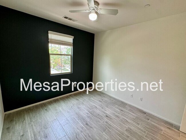 Building Photo - 3134 E La Avenida Dr