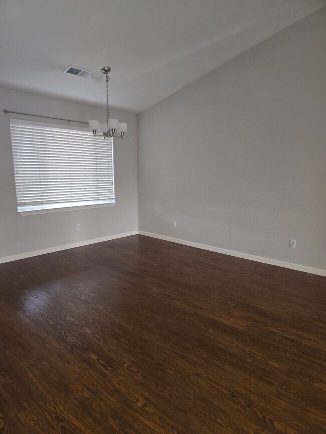 Building Photo - Beautiful 3 bed 2 bath