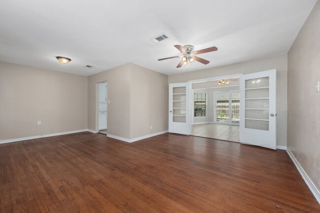 Building Photo - PRE-LEASING Spacious 2 Bed/1 Bath with Har...