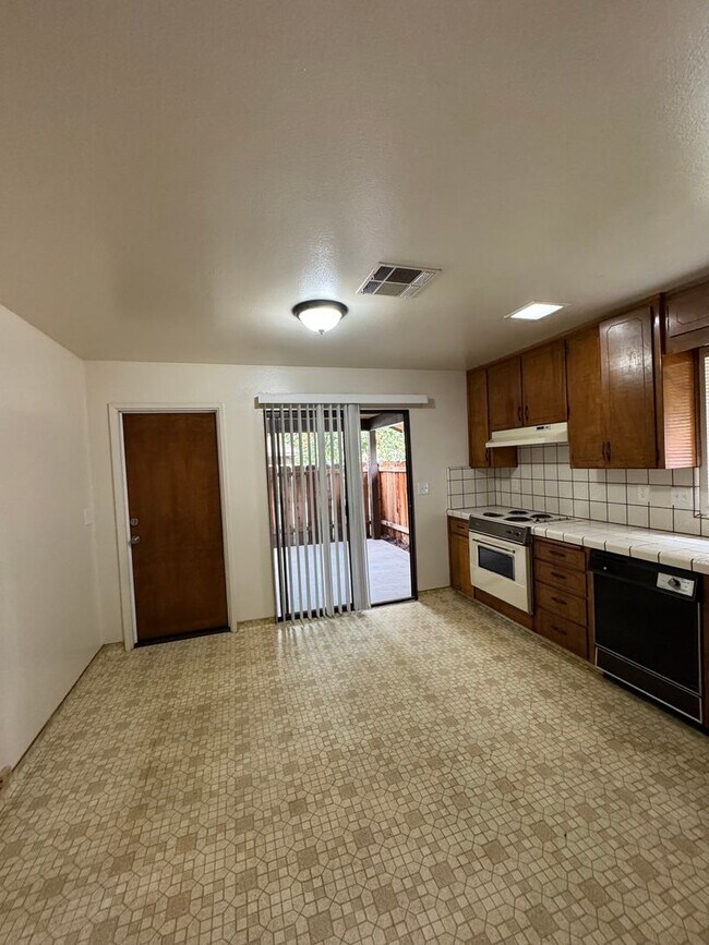 Building Photo - 4056