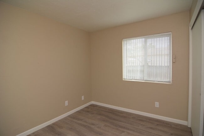 Building Photo - 2 Bedroom 1 Bath Apartment! Close to the U...