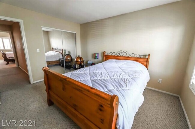 Building Photo - 2521 Stanwood Ave