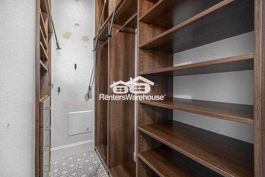 Building Photo - 5677 S Park Pl