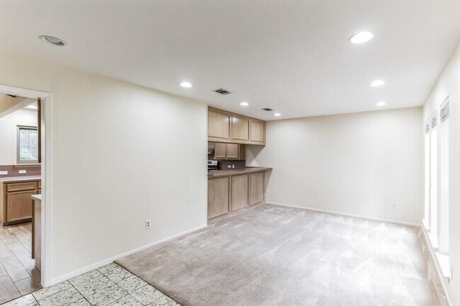Building Photo - 2203 Farnswood Cir