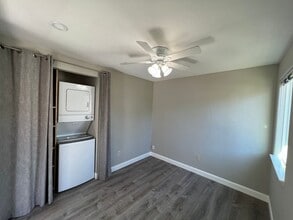 Building Photo - Great Two Bedroom House in Seaside