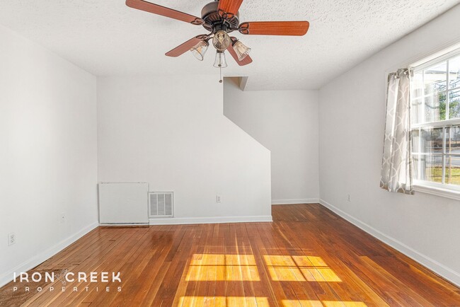 Building Photo - Charming 2-Bedroom Duplex in East Asheville