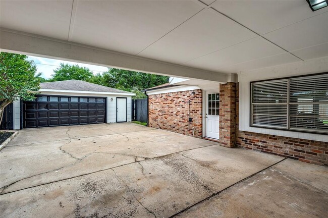 Building Photo - 12806 Shady Knoll Ln
