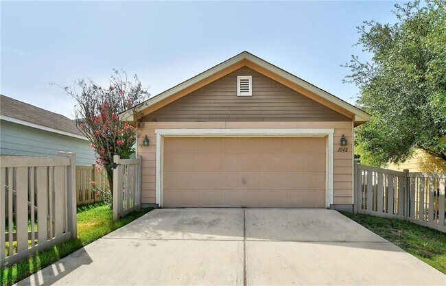 Building Photo - 1042 Dorn