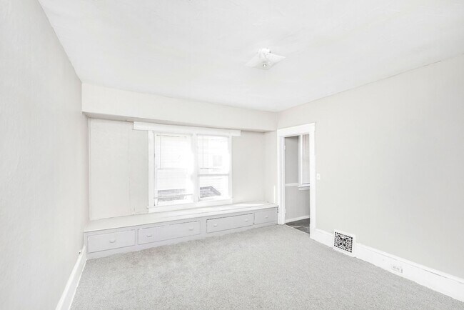 Building Photo - 1316-1318 E 85th St