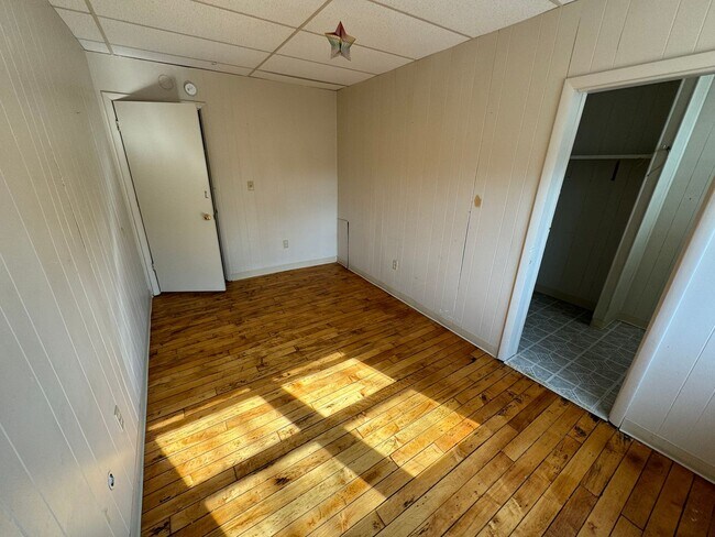 Building Photo - Apartment