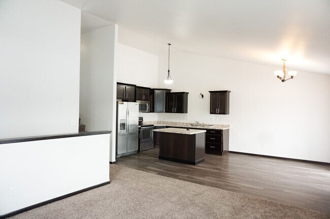 Building Photo - 3 Bed 3 Bath Twin Home