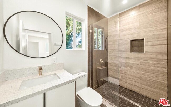 Building Photo - 5641 Riverton Ave